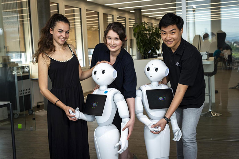 KI-Studierende mit Pepper-Roboter. Bild: HSLU/Martin Vogel