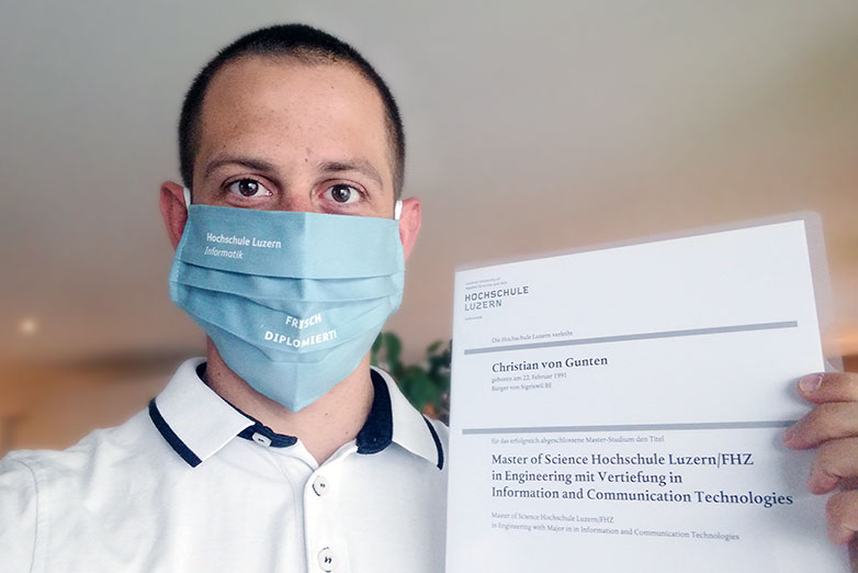 Christian von Gunten, Absolvent Master Informatik, mit Maske und Diplom. Bild: zvg