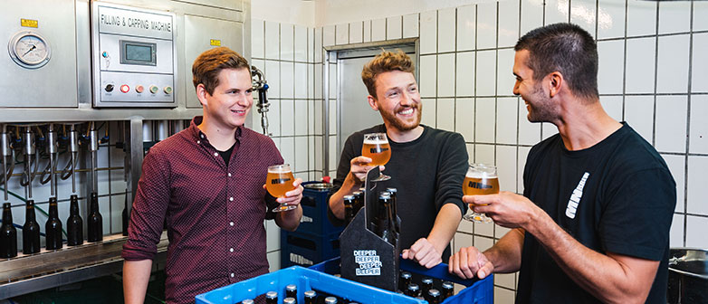 Cervisia ex machina: Marc Bravin, Kevin Kuhn und Adrian Minnig (v.l.) bei der DEEPER-Degustation. Bild: Modular Media