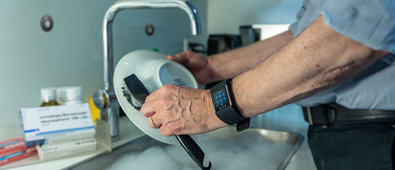 Sensoren und eine modifizierte Smart Watch sollen dabei helfen, die Parkinson-Medikamente richtig einzustellen. ©Hochschule Luzern, Judith Wirth