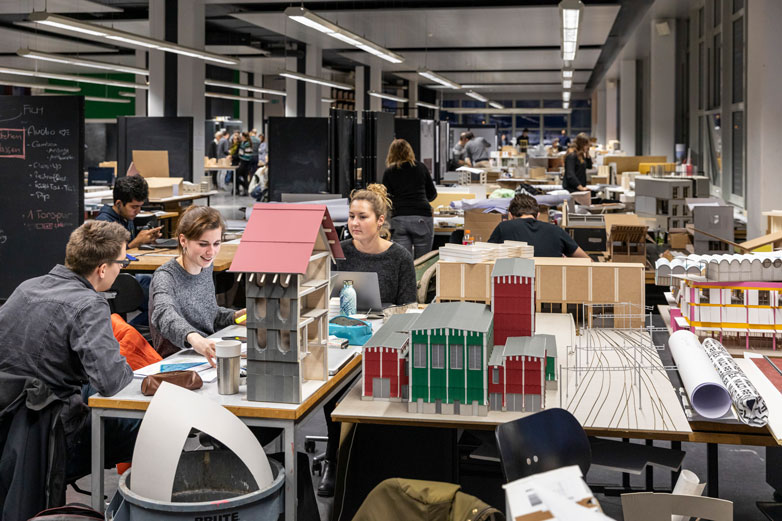 Studierende in Ateliers der HSLU