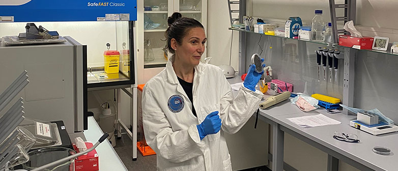 Dr. Christina Giger vom Institut für Medizintechnik der HSLU bei der Eröffnung des neuen mikrobiologischen Analyseabors