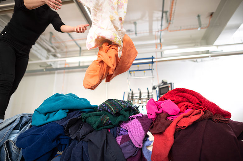Altkleider im SpinnLab der Hochschule Luzern. Bild: Priska Ketterer