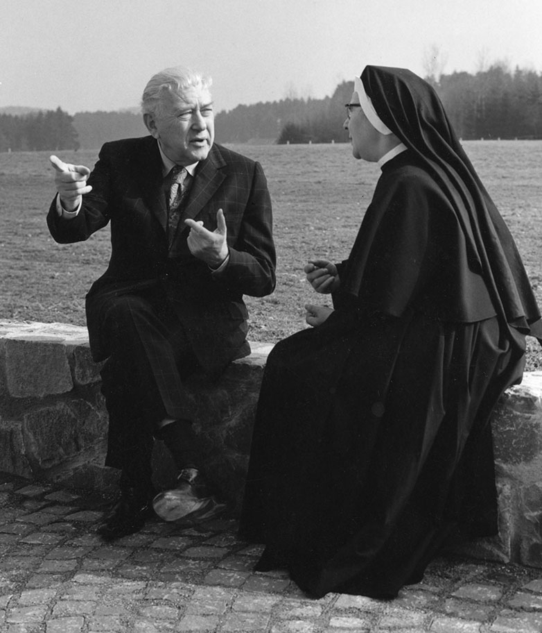 Marcel Breuer und Sr. Basilda Umbricht im Gespräch. Bild: Archiv Kloster Baldegg