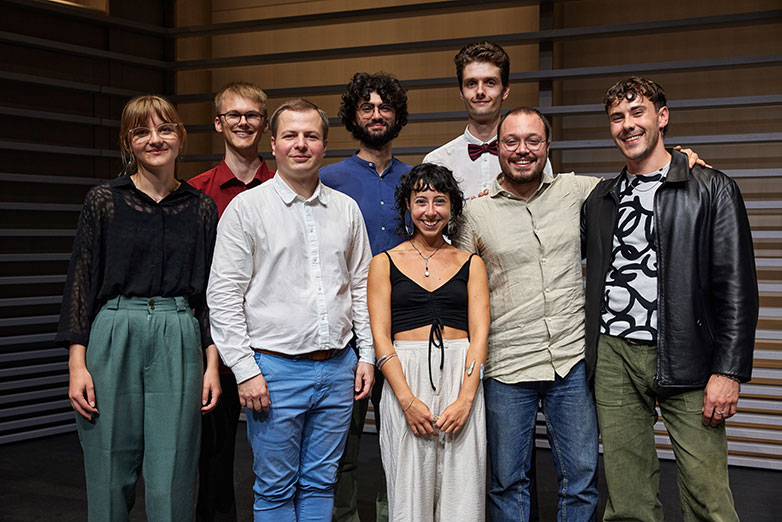 Gruppenfoto der ST.ART- und Strebi-Preisträger*innen 2024 (vlnr.): Fiona Busse-Grawitz; Gian Luzi Niederhauser; Mikalai Semiankou; Sergio Costa; Ana Pirii Pimentel Rodrigues; Pavel Stöckmann; Emanuele Brilli; Vincent Rigling.