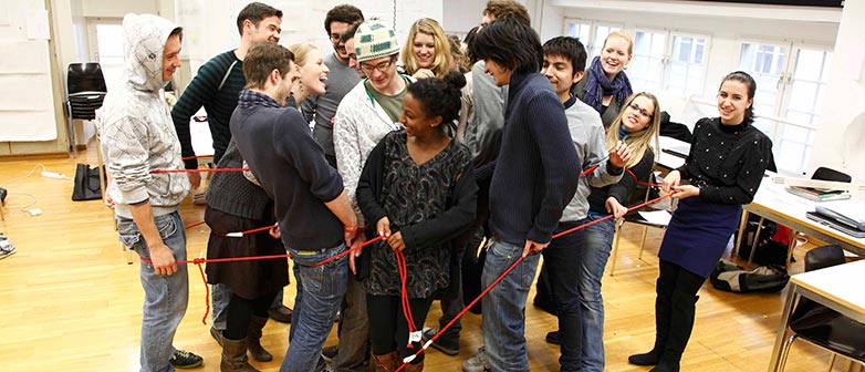 Studierende der Hochschule Luzern üben spielerisch die Zusammenarbeit. (Bild: Hochschule Luzern)