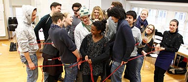 Studierende der Hochschule Luzern üben spielerisch die Zusammenarbeit. (Bild: Hochschule Luzern)