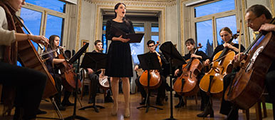 Wer bei Barbara Locher Gesang studiert, ist stimmlich auf der Höhe. Die Dozentin am Departement Musik bringt den Studierenden jedoch auch bei, vor einem Auftritt Kleidern, Frisur und Make-up ausreichend Bedeutung beizumessen.