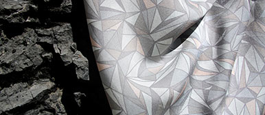 Die beiden Studentinnen Emanuela Zambon und Cornelia Stahl analysierten vorgängig Farb- und Stofftrends…  (Bild: zVG)