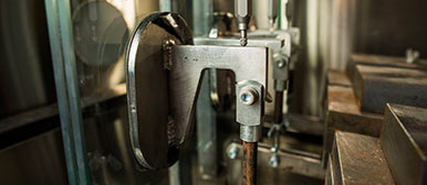 Auf Glas geklebte Stahlhalter werden im Klimaschrank einer Belastungsprüfung unterzogen.