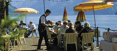 Gäste werden in einem Restaurant bedient. 