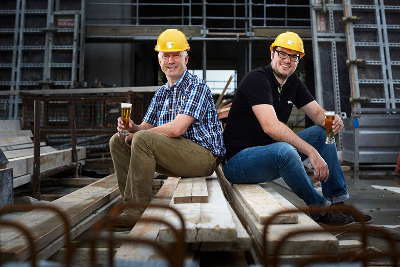 Die Brauereigründer Alexander Oleschinsky und Herbert Blum sind beide auch angestellt.@Beat Brechbuehl