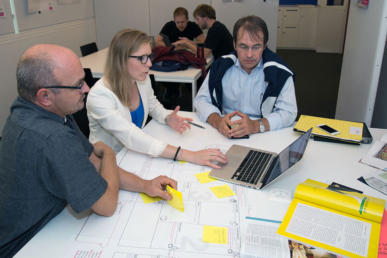 Melanie Schmidlin bereitet sich mit den Dozenten Patrick Link (rechts) und René Zeier auf die Unternehmensgründung vor. @HSLU