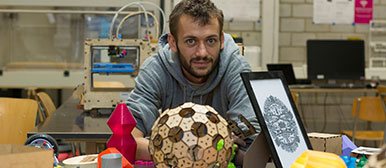 Der Werklehrer und Künstler Simon Marfurt ist oft im FabLab, um seine Ideen umzusetzen. (Bild: Daniel von Känel)