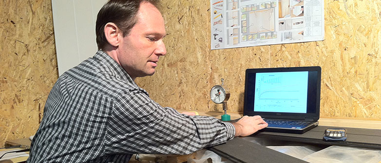 Daniel Friedrich prüft ein Fassadenelement. (Foto: Hochschule Luzern)