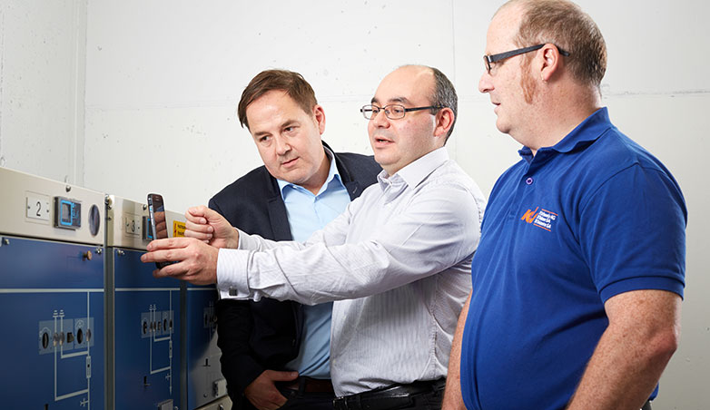 Ortsbegehung: Felix Tresch, Geschäftsführer IDS Schweiz AG, Informatiker René Meier und Andy Kreuzer, Geschäftsführer IDS Gruppe Schweiz AG, in der Trafostation Luzern Allmend (von links). @Beat Brechbühl