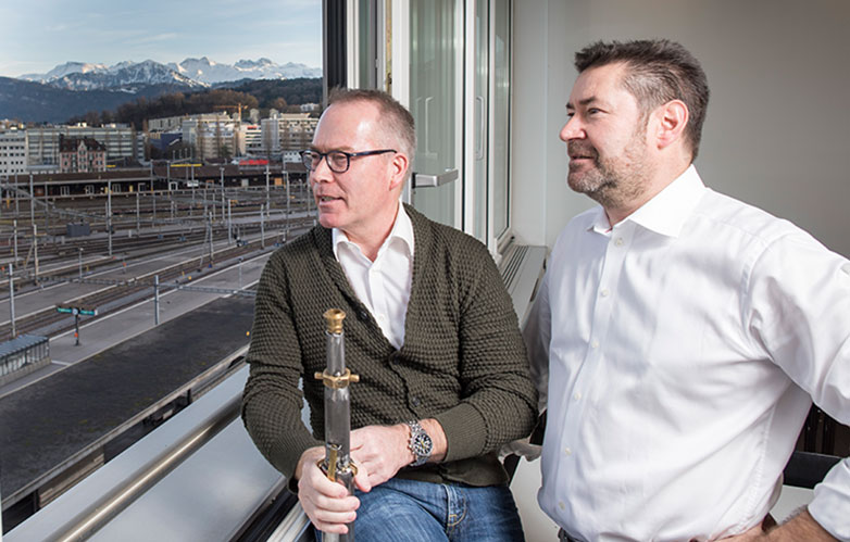 Andreas Brandenberg (links) und Marcel Altherr haben die Datenflut im Blick und die Berge samt Bahnhof vor dem Fenster. @Angel Sanchez