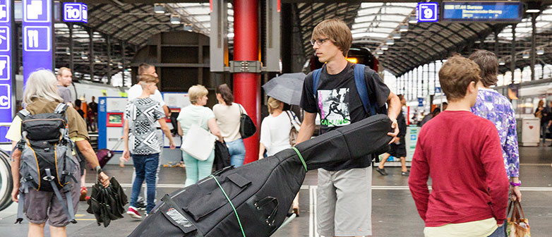 Jazzmusiker Jonas Hoenig pendelt mit seinem Kontrabass von Freiburg im Breisgau nach Luzern – in vollen Zügen manchmal kein leichtes Unterfangen.