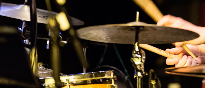 Was hat Musik, die uns in die Beine geht? Welche Rolle spielt das Schlagzeug dabei? Forscher der Hochschule Luzern suchen nach der Geheimformel des Groove.