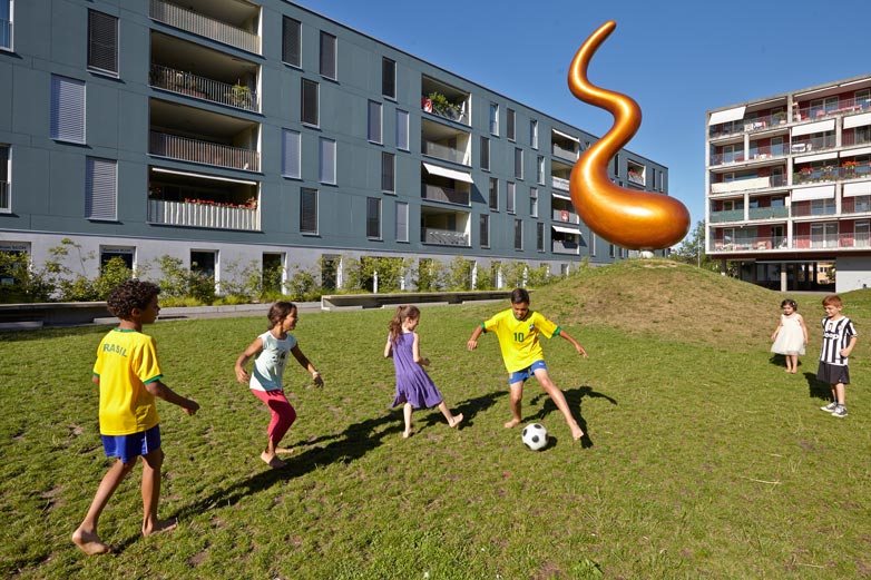 Genossenschaften: Um den Kontakt unter den Bewohnerinnen und Bewohnern zu stärken, braucht es niederschwellige Treffpunkte, wie eine Spielwiese. 