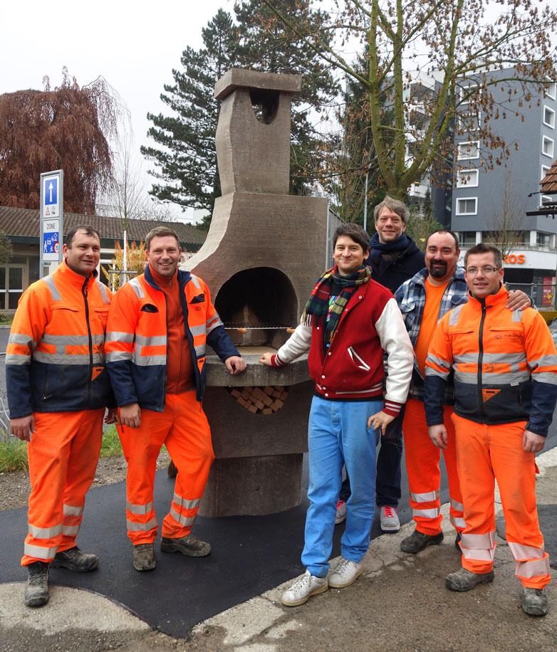 Der GrillSmoky ist eine Idee der Bürger von Zürich-Affoltern. Erstellt haben ihn die Künstler Bastien Aubry (vorne) und Dimitri Broquard und Angestellte des Werkhofs der Stadt Zürich. Foto: Aubry Broquard