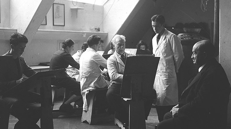 Die Dynamik der Schweizer Industrie führt zur Gründung der Kunstgewerbeschule (Foto von 1942). (Bild: Hochschule Luzern / Max Wyss)