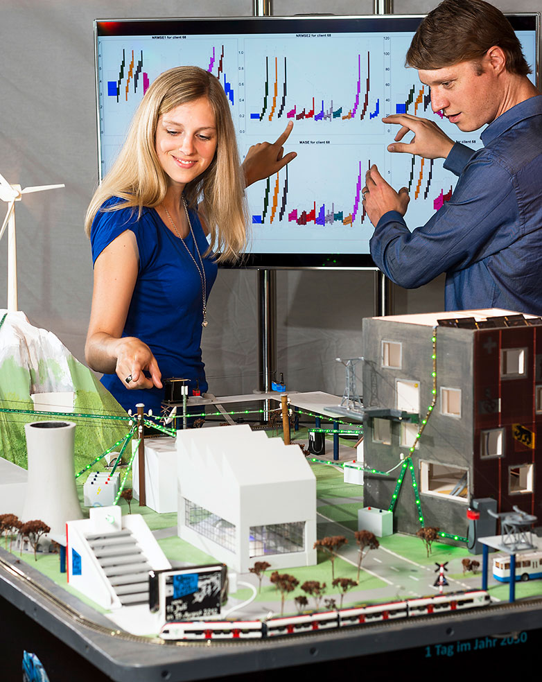 Gabriela Binder und Forscher-Kollege Ramón Christen diskutieren Prognose-Modelle für Smart Grids.