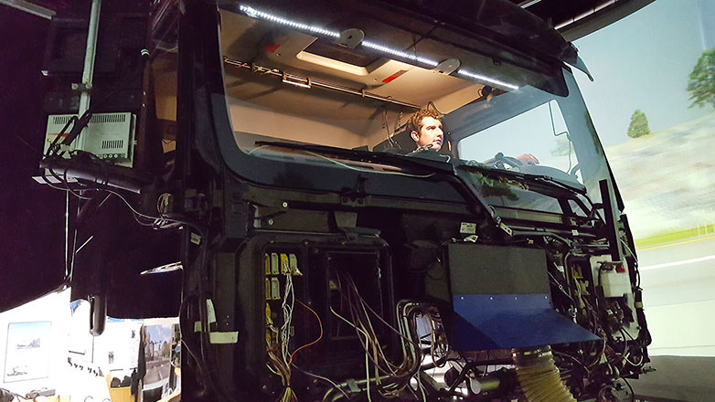 Im Simulator werden Sensoren getestet, die das Stressniveau von Lastwagenfahrern erfassen.