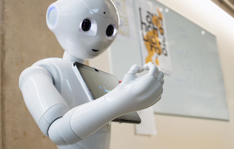 Der humanoide Roboter Pepper dient Studierenden als Übungsmodell zur Programmierung künstlicher Intelligenz.