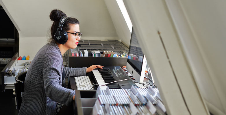 Software unterstützt die Musikerin beim Komponieren ihrer Werke und Produzieren von Klängen.