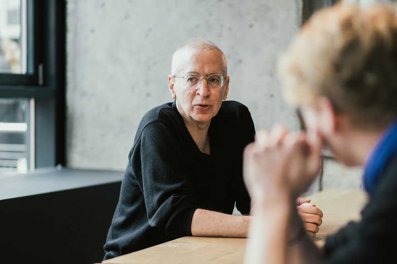 Alan Shapiro möchte, dass Studierende Informatik als offene Disziplin betrachten und auch ethische Überlegungen einbeziehen.