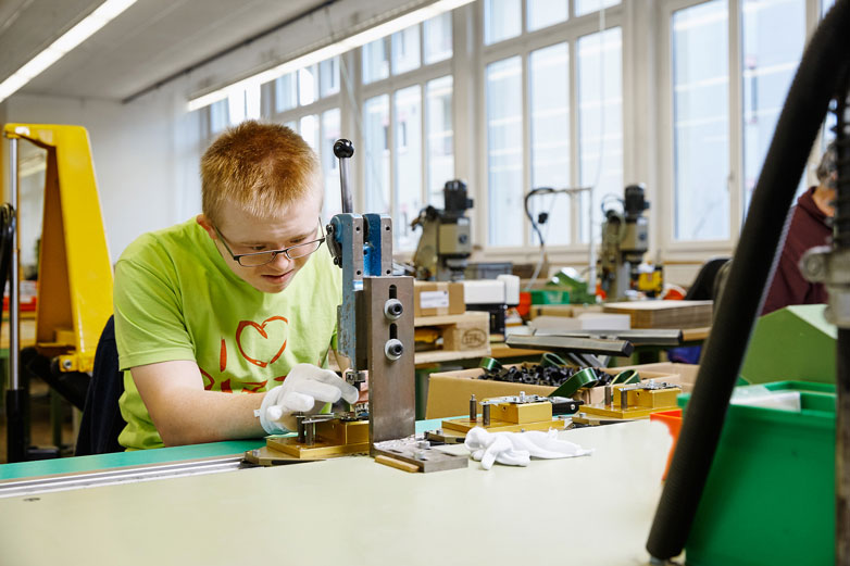 Die Hochschule Luzern hat ein Befragungsinstrument für Menschen mit Behinderungen entwickelt, um damit deren Arbeitszufriedenheit in den Werkstätten genauer erheben zu können.