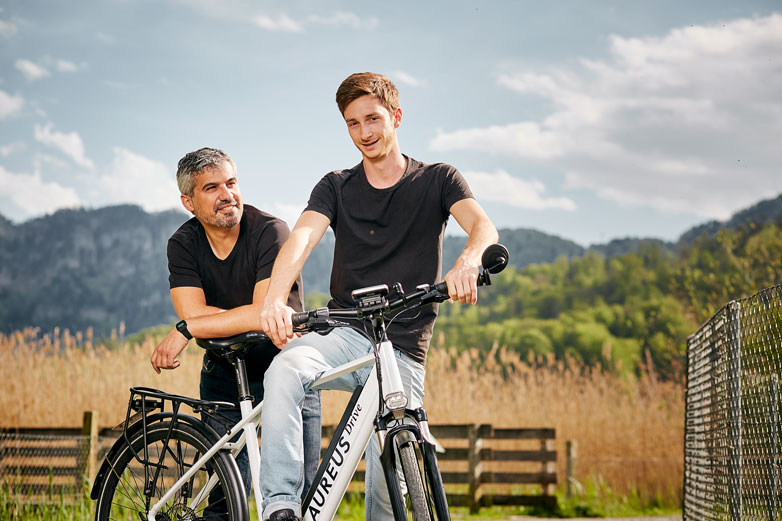 Auf Kurs: Gabriel Barroso (l.) und Sergio Tresch entwickelten ein günstiges E-Bike.