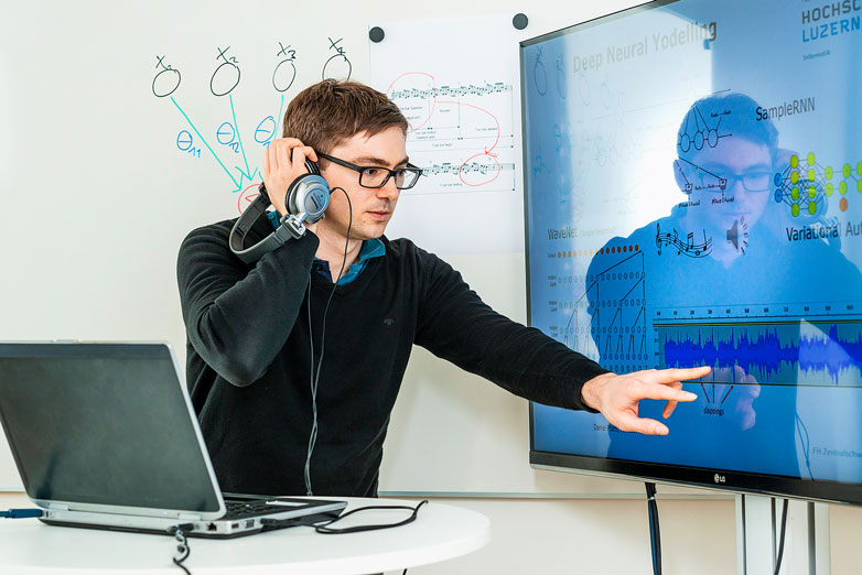 Daniel Pfäffli wertet von einem Computerprogramm komponierte Jodel aus.