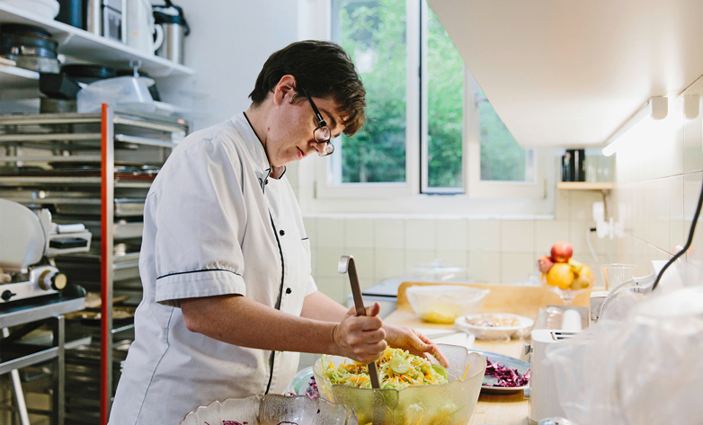 Gut beschäftigt in der Hotellerie: Mitarbeitende mit Beeinträchtigung finden hier Arbeit und Wertschätzung. Foto: Hotel Wasserfallen