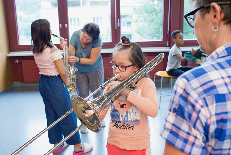 Gemeinsam Musik machen: Dafür müssen die Schülerinnen und Schüler die Instrumente kennenlernen und im Umgang mit ihnen geschult werden. Foto: Priska Ketterer