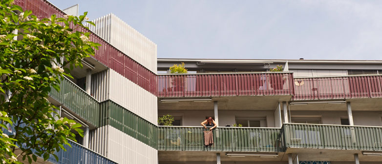 Gute Wohnatmosphäre trotz Dichte: Balkone der Genossenschaftssiedlung Himmelrich 2 in Luzern. Foto: allgemeine baugenossenschaft luzern
