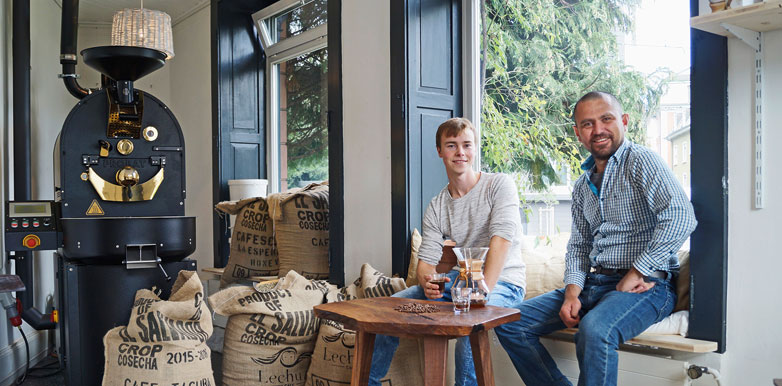 Nikolaj Staub (links) mit Geschäftspartner Manolo Gonzalez im Café Tacuba an der Eichwaldstrasse 10 in Luzern. Foto: Cafe Tacuba