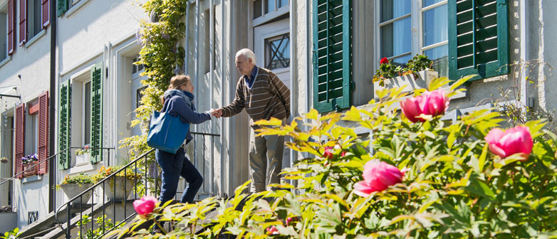 Viele ältere Menschen wünschen sich, zu Hause alt zu werden. Städte können sie dabei unterstützen. Foto: Age-Stif tung, Ursula Meisser