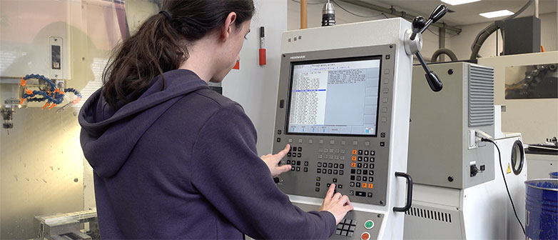 Polymechaniker bei der Arbeit