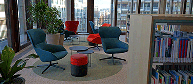 Sitzecke mit bunten Stühlen in der Bibliothek am Campus Luzern Bahnhof