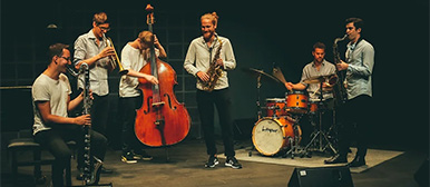 Sechs Musiker mit verschiedenen Instrumenten