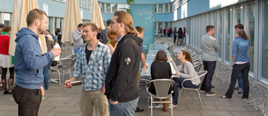 Im Innenhof des Departements Soziale Arbeit lässt es sich angenehm verweilen