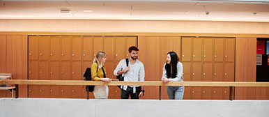 Masterstudierende im Gebäude Rotkreuz