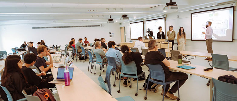 Studierende in einem Lehrraum der Summer School