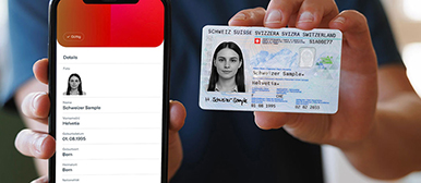 Zwei Hände halten ein Smartphone und eine ID Karte