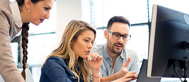 Personen am Bildschirm eines PC