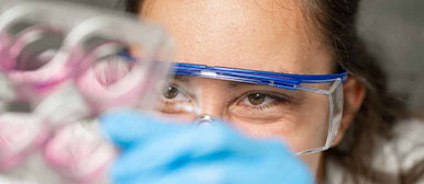 Forscherin hält Objekt in der Hand