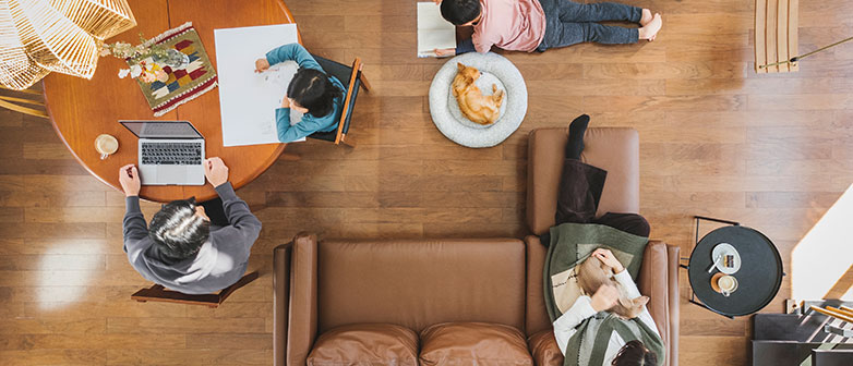 Familie im Wohnzimmer von oben