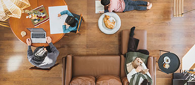 Familie im Wohnzimmer von oben
